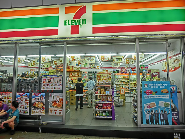 Американская сеть магазинов шаговой доступности 7-Eleven, открывшая 40 тыс. точек в разных странах мира, несмотря на слухи, так и не вышла на московский рынок