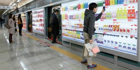 Британский ритейлер Tesco экспериментирует в Южной Корее, устанавливая «виртуальные магазины» в метро и на автобусных остановках