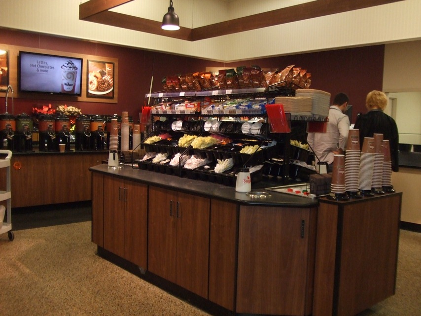 Кофейная стойка в Wawa. Покупателю предлагается около 20 видов кофе.